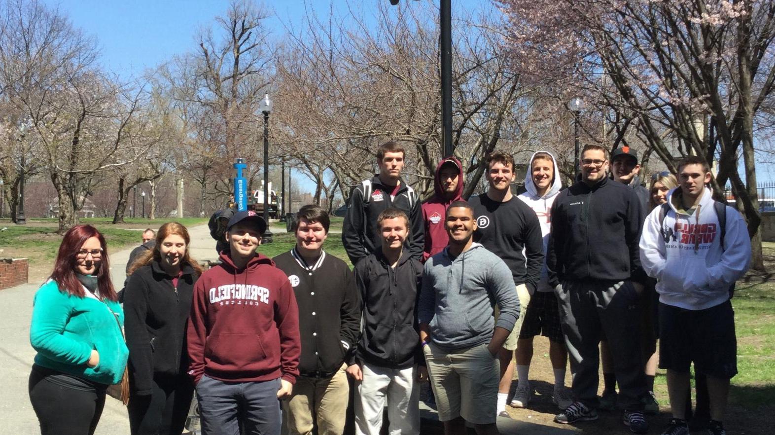 学生们在波士顿实地考察期间参观内战纪念碑.